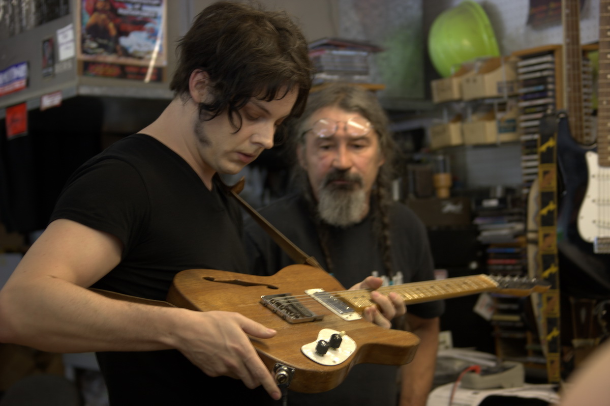 Приготовьтесь, будет громко (2009)