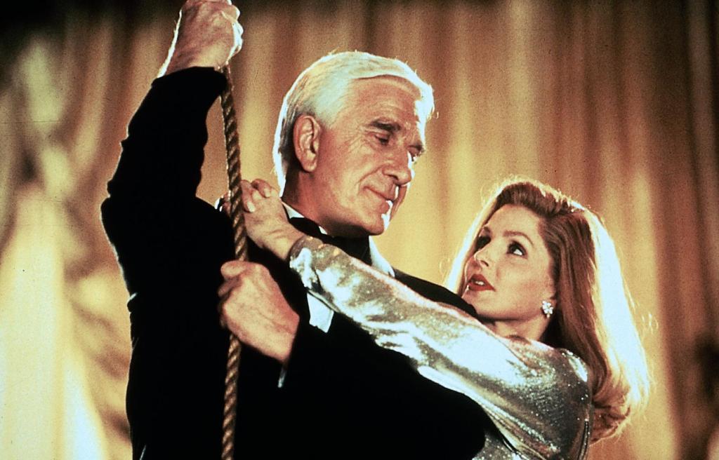 Кадры из Голый пистолет 33 ⅓: Последний выпад (1994)