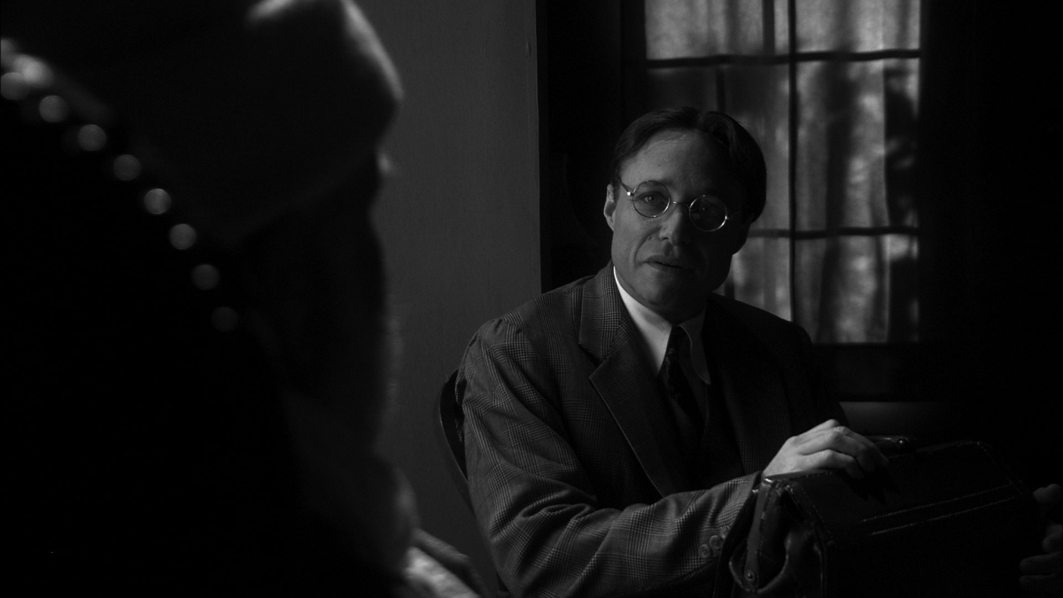 Кадры из Шепчущий во тьме (2011)