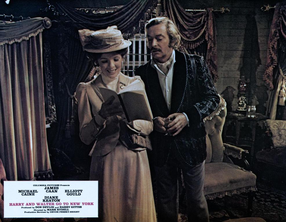 Кадры из Гарри и Уолтер следуют в Нью-Йорк (1976)