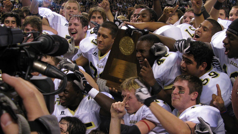 Под огнями стадиона (2021)