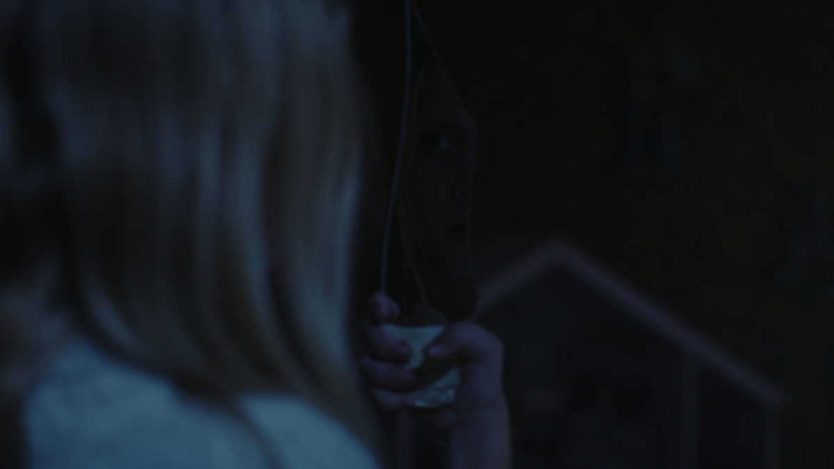 Кадры из У тебя за спиной (2020)